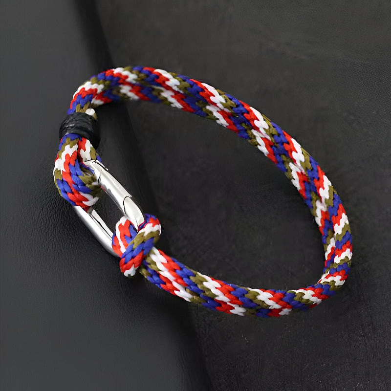 Bracelet cordon multicolore avec petit mousqueton en métal argenté pour homme.