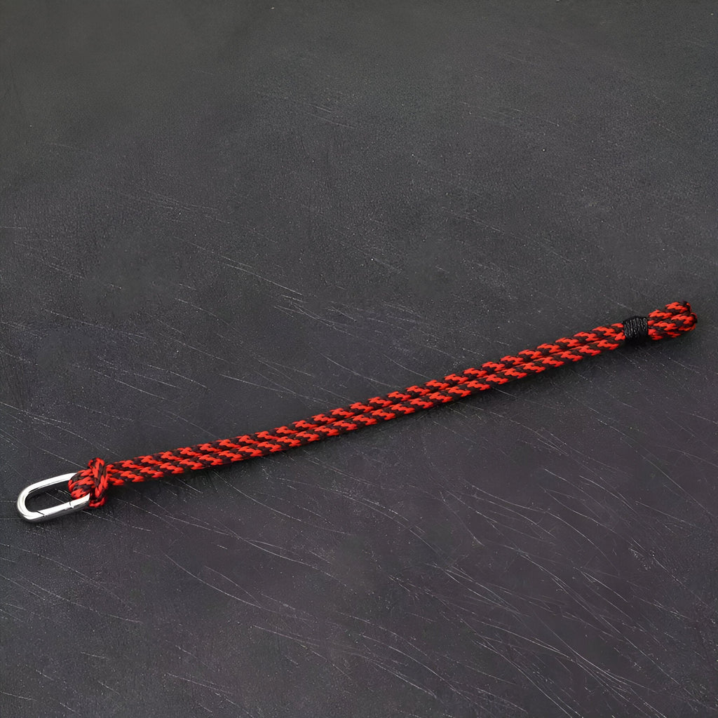 Bracelet homme cordon rouge et noir avec petit mousqueton en métal argenté.