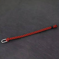 Bracelet homme cordon rouge et noir avec petit mousqueton en métal argenté.