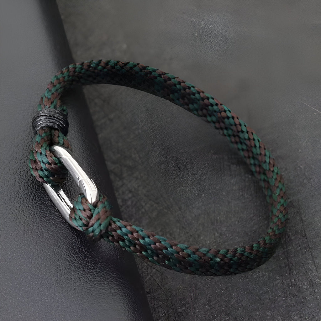 Bracelet cordon vert et marron avec mousqueton argenté petit modèle Yomi pour homme.