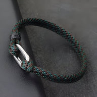 Bracelet cordon vert et marron avec mousqueton argenté petit modèle Yomi pour homme.