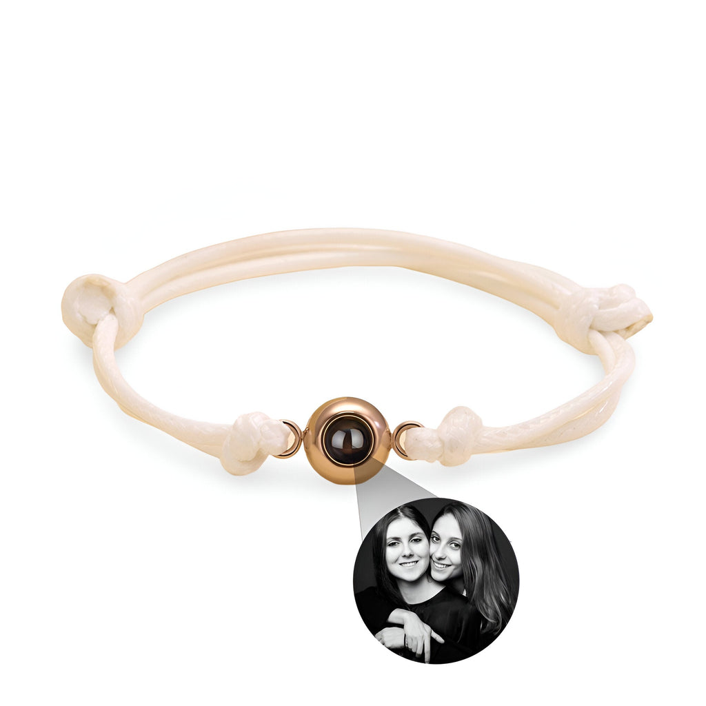 Bracelet corde beige avec pendentif photo rond en acier inoxydable doré.