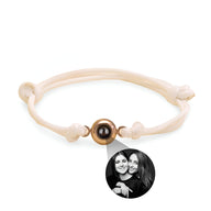 Bracelet corde beige avec pendentif photo rond en acier inoxydable doré.