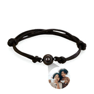 Bracelet corde noir avec médaille personnalisée en acier inoxydable et photo ronde transparente.
