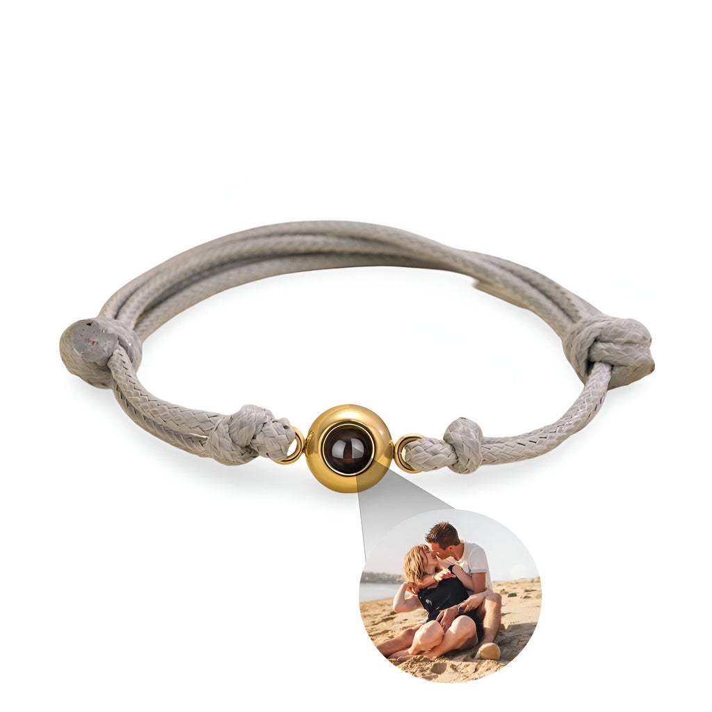 Bracelet cordon gris avec perle acier inoxydable dorée et noir, pendant photo personnalisée ronde.
