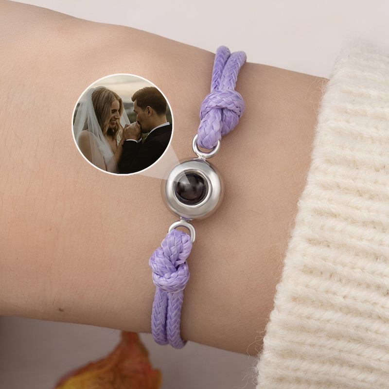 Bracelet personnalisé en corde violette avec médaillon en acier inoxydable affichant une photo ronde.