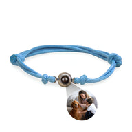 Bracelet corde bleu avec médaille photo ronde personnalisée et détail en acier inoxydable gris argenté.