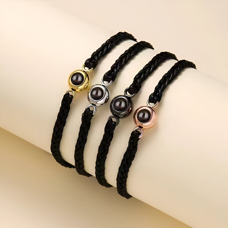 Bracelet photo personnalisé corde noire avec médaillon rond en titane or jaune, argent, noir et or rosé.