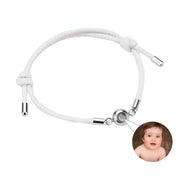 Bracelet blanc en cuir avec médaille photo ronde en acier inoxydable argenté ajustable.
