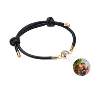 Bracelet masculin en cuir noir avec médaille photo ronde en acier inoxydable or rosé.