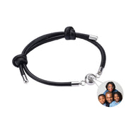 Bracelet en cuir noir avec pendentif photo rond en acier inoxydable argenté, design personnalisé.