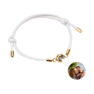 Bracelet photo personnalisé en cuir blanc avec détails en acier inoxydable or et médaille ronde personnalisable.