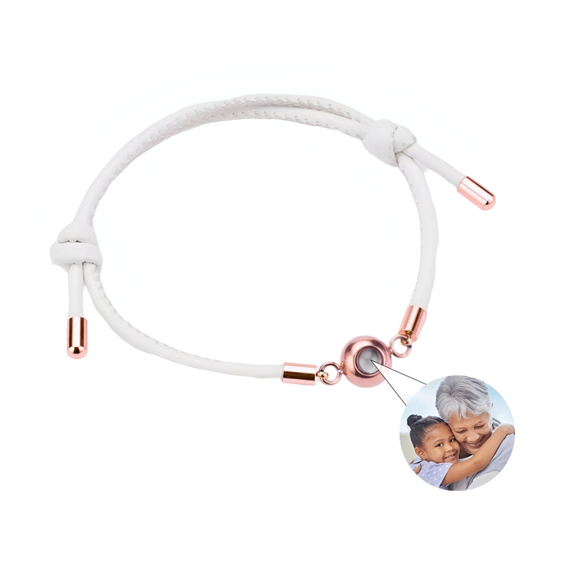 Bracelet ajustable en cuir blanc avec médaille photo ronde en acier inoxydable or rosé.