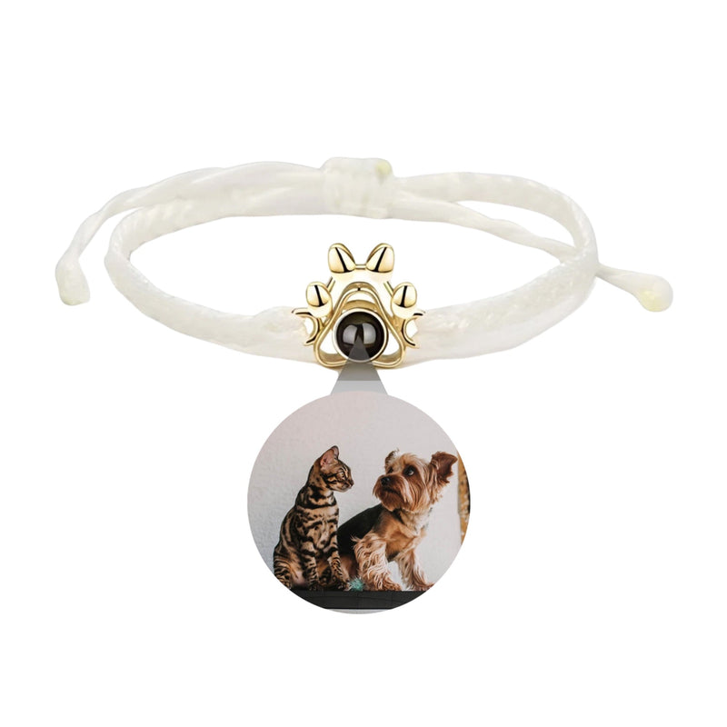Bracelet blanc en corde avec médaillon photo rond et patte de chien en argent doré rosé.