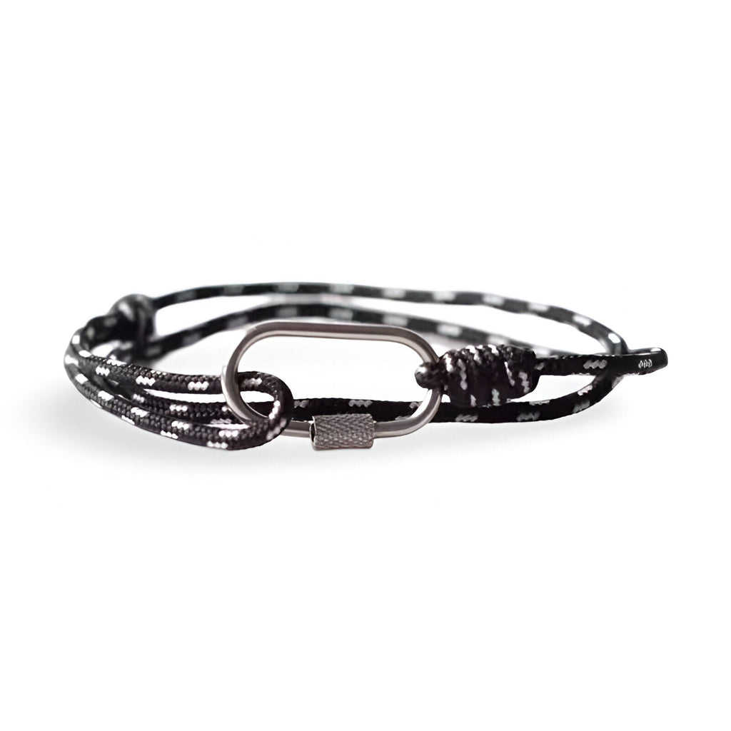 Bracelet cordon noir avec mousqueton argenté et détails blancs, style minimaliste.