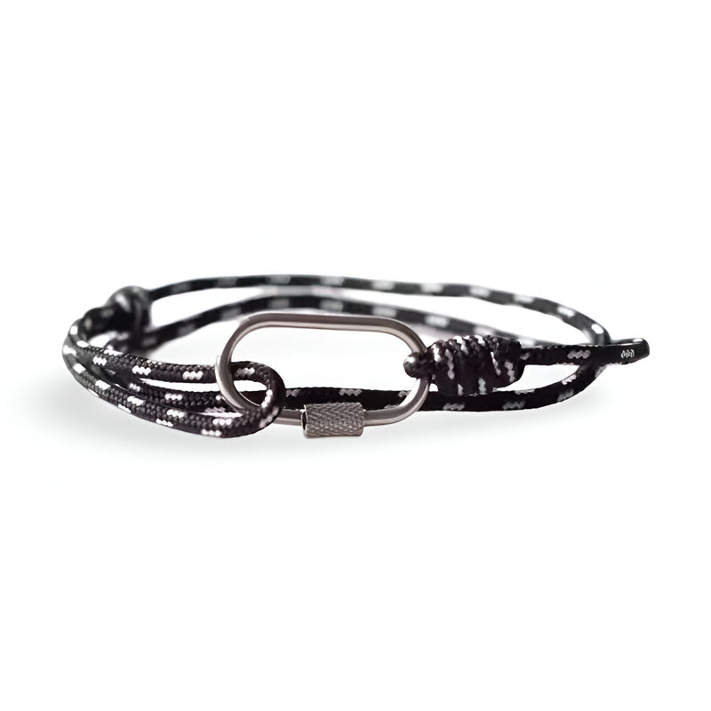 Bracelet cordon noir avec mousqueton argenté et détails blancs, style minimaliste.