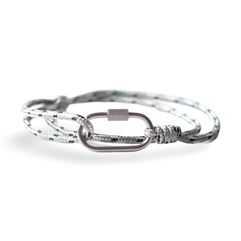 Bracelet cordon blanc avec mousqueton ovale argenté et détail de nœud ajustable.
