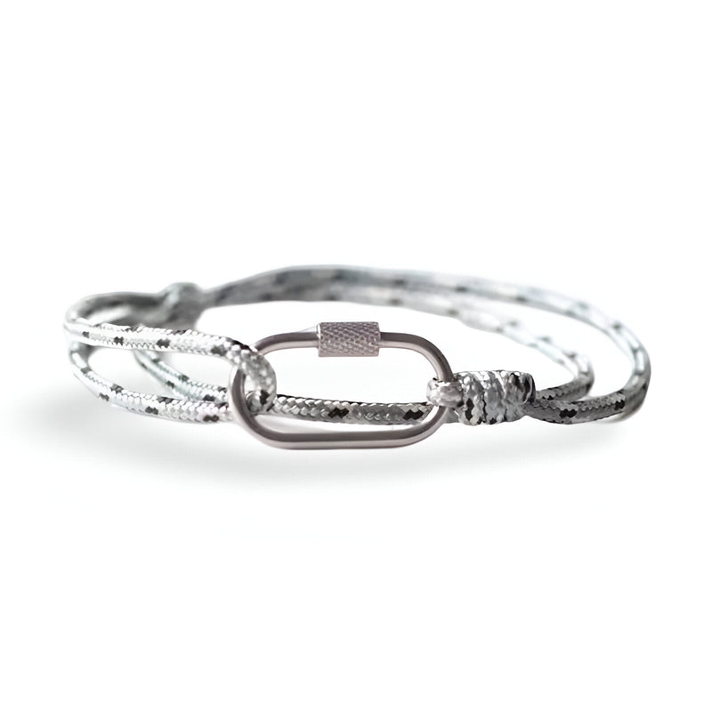 Bracelet cordon blanc avec mousqueton ovale argenté et détail de nœud ajustable.