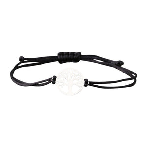 Bracelet cordon noir avec pendentif rond argenté gravé d’un arbre de vie élégant.
