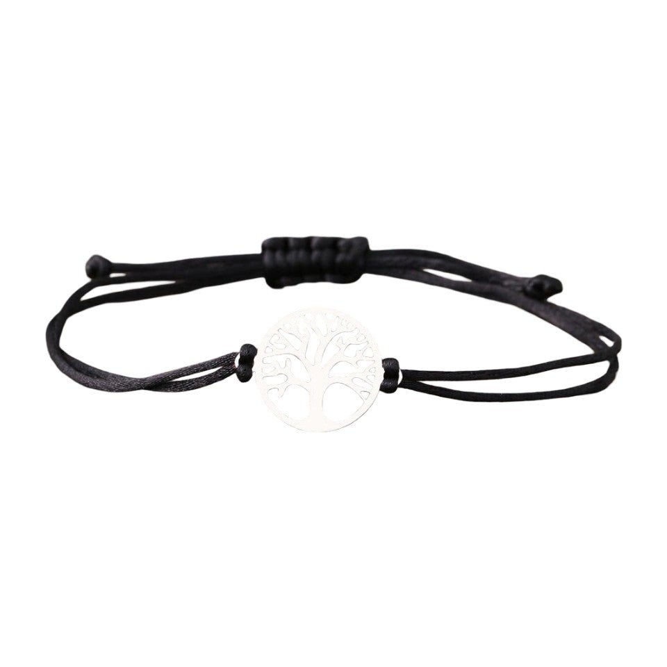 Bracelet cordon noir avec pendentif rond argenté gravé d’un arbre de vie élégant.