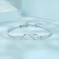 Bracelet cordon fin gris avec pendentif infini en argent sterling lisse et brillant.