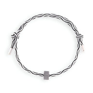 Bracelet cordon noir et blanc avec ornement tubulaire en carbure de tungstène gris.