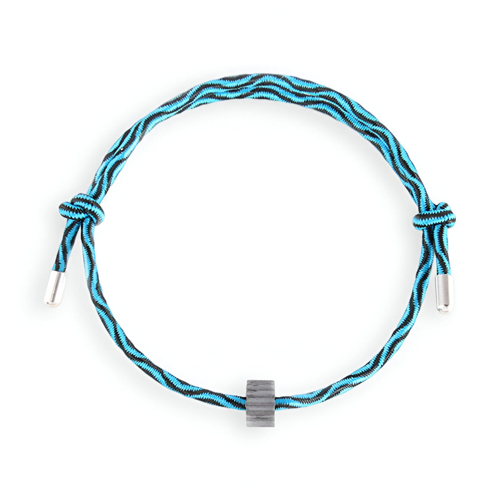 Bracelet cordon bleu et noir avec ornement cylindrique en carbure de tungstène gris.