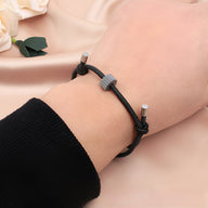 Bracelet cordon noir pour femme avec ornement gris en carbure de tungstène, style minimaliste.