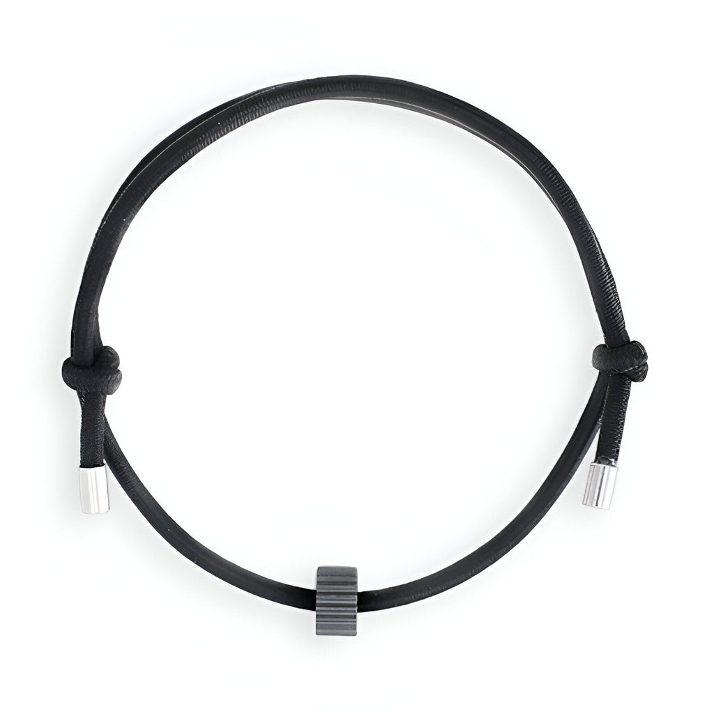 Bracelet cordon noir ajustable avec ornement cylindrique en carbure de tungstène gris anthracite.