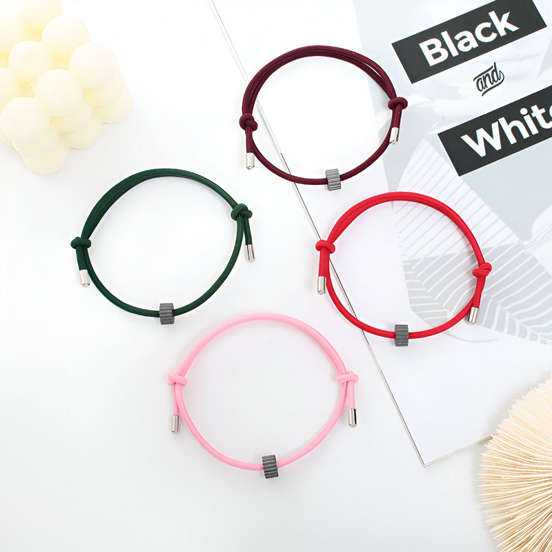 Quatre bracelets cordon Shea avec ornement en carbure de tungstène, couleurs bordeaux, vert, rouge et rose pâle.