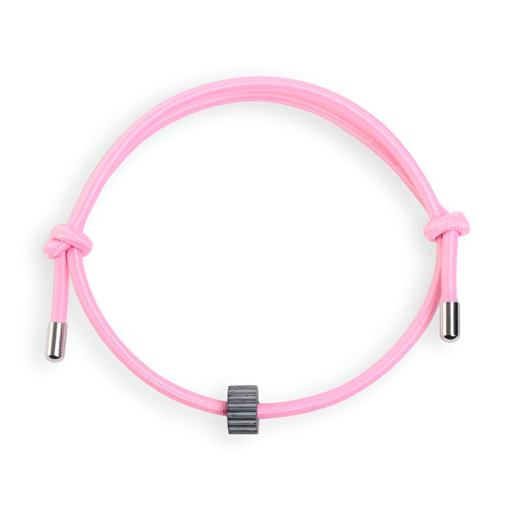 Bracelet cordon rose avec ornement cylindrique en carbure de tungstène gris anthracite.