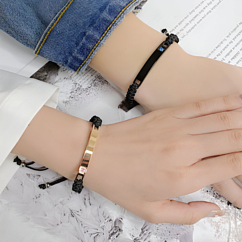Bracelet cordon noir avec chaîne gourmette or rosé et cube zirconium en acier inoxydable.