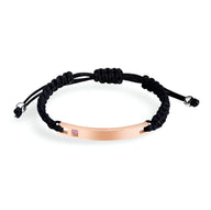 Bracelet cordon noir ajustable avec plaque en acier inoxydable or rosé et cube d'oxyde de zirconium rose.