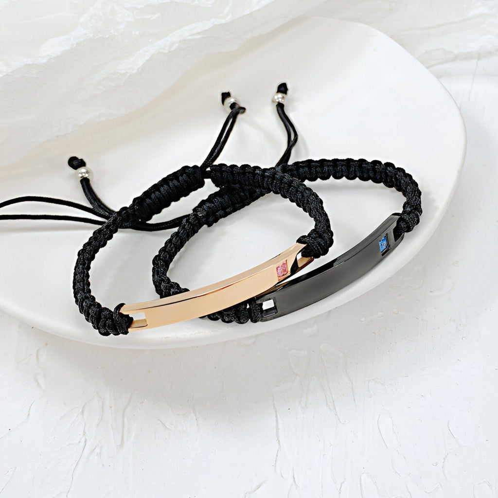Bracelet cordon noir tressé avec plaque gourmette acier inoxydable dorée et argentée, orné de zirconium cubic.