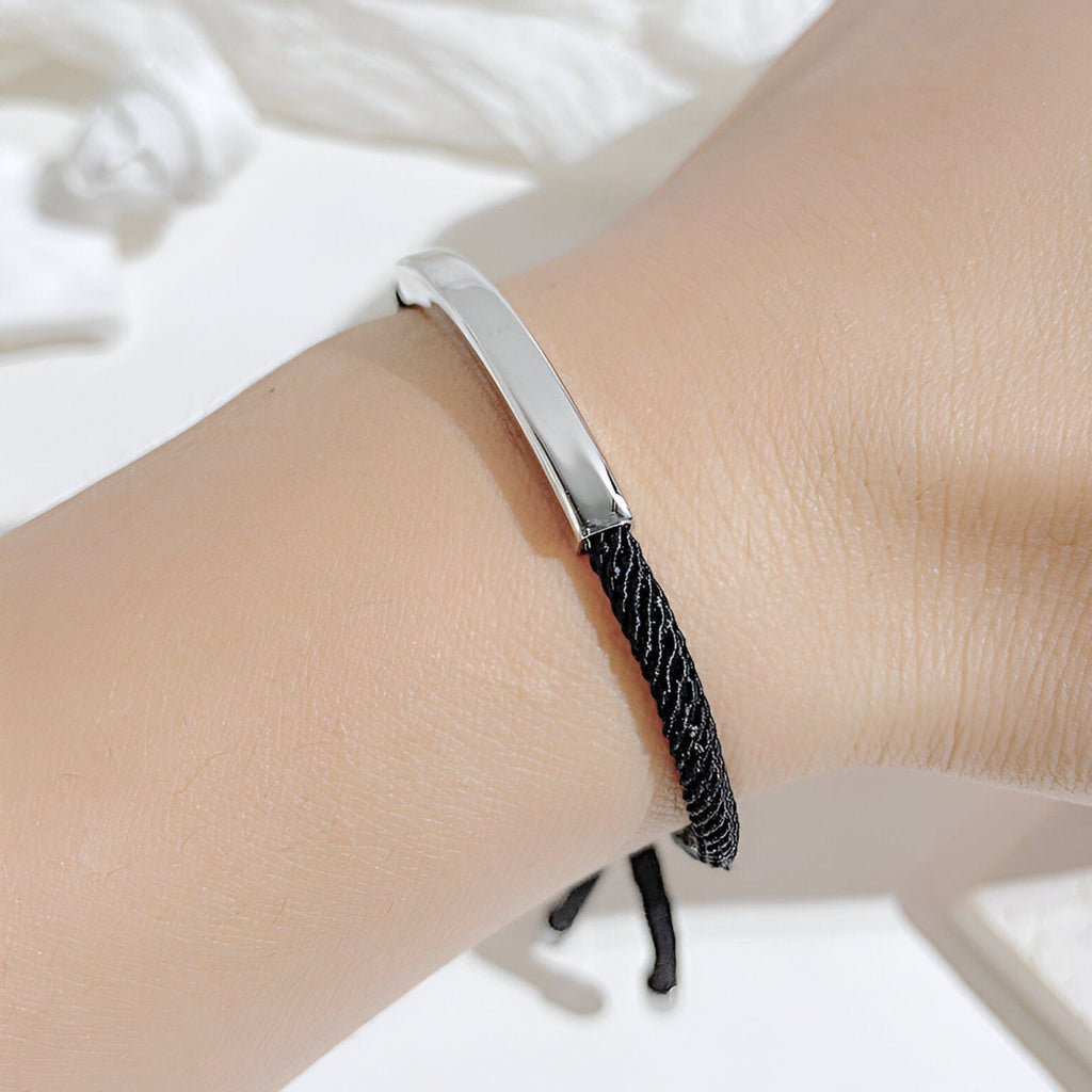 Bracelet cordon noir avec plaque gourmette en acier inoxydable argenté, style Lydie.