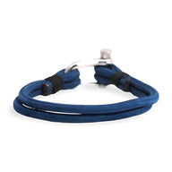 Bracelet cordon bleu marine homme avec mousqueton argenté et nouages décoratifs noirs.