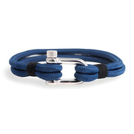 Bracelet cordon bleu à double tour avec mousqueton argenté texturé pour homme.