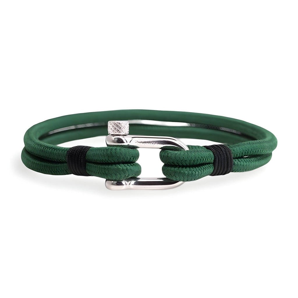 Bracelet cordon vert pour homme avec mousqueton argenté et coutures noires.