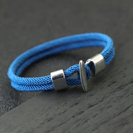 Bracelet pour homme en cordelette coton bleu avec fermoir en métal argenté design barrette.