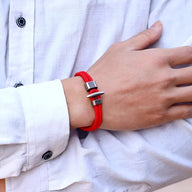 Bracelet cordon rouge en coton pour homme avec fermoir métallique argenté moderne.