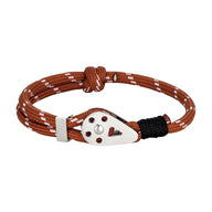 Bracelet cordon paracorde marron avec motif blanc, fermoir métallique argenté triangulaire.