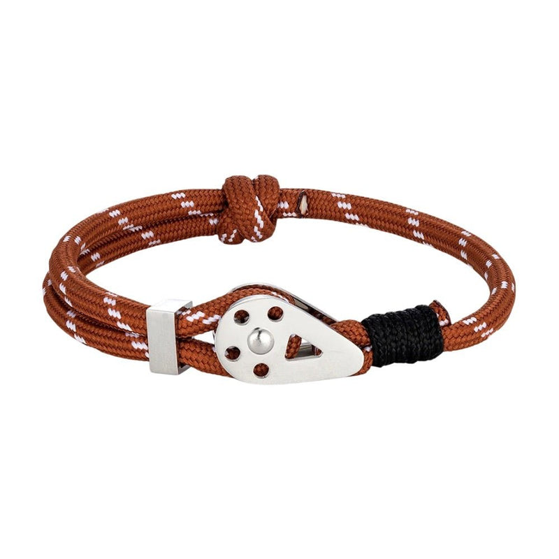 Bracelet cordon paracorde marron avec motif blanc, fermoir métallique argenté triangulaire.