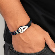 Bracelet cordon paracorde bleu marine avec fermoir en métal argenté au design triangulaire.