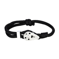 Bracelet cordon noir en paracorde avec fermoir argenté en forme de goutte perforée.