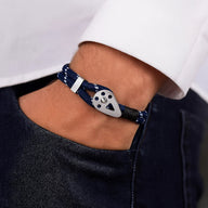 Bracelet cordon homme en paracorde bleu marine avec fermoir métallique argenté en forme de triangle perforé.