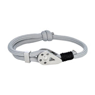 Bracelet cordon paracorde gris clair avec fermoir métal argenté et nœud noir.
