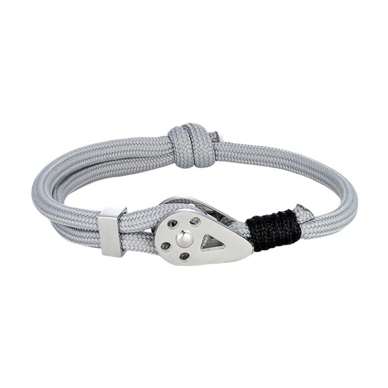 Bracelet cordon paracorde gris clair avec fermoir métal argenté et nœud noir.