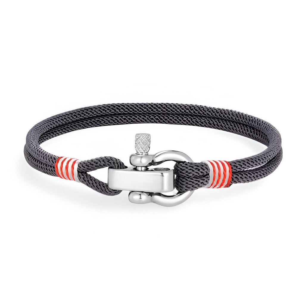 Bracelet cordon noir avec manille en acier inoxydable et détails rouges sur cordon tressé.