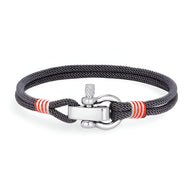 Bracelet cordon noir avec manille en acier inoxydable et détails rouges sur cordon tressé.