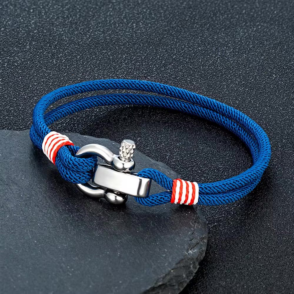 Bracelet cordon bleu électrique avec manille en acier inoxydable et détails rouges et blancs.